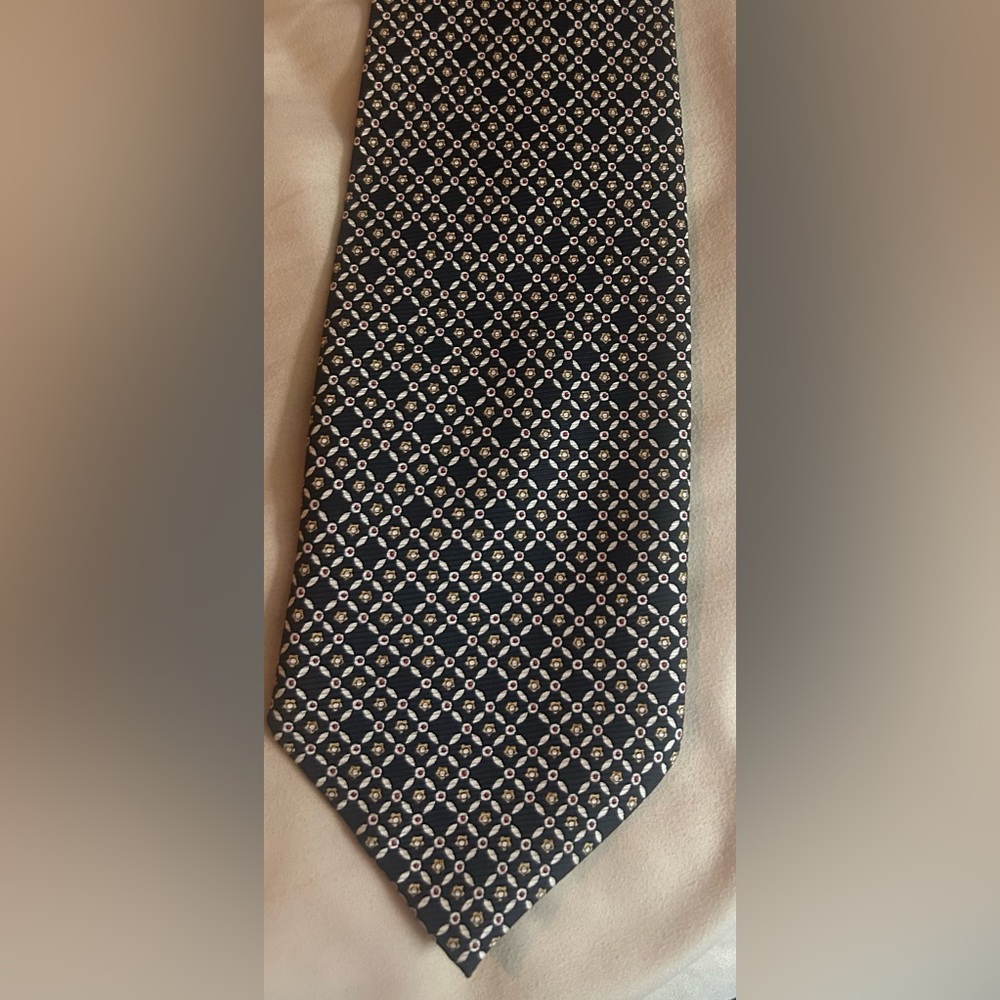 Men’s tie by Christophe of Paris.